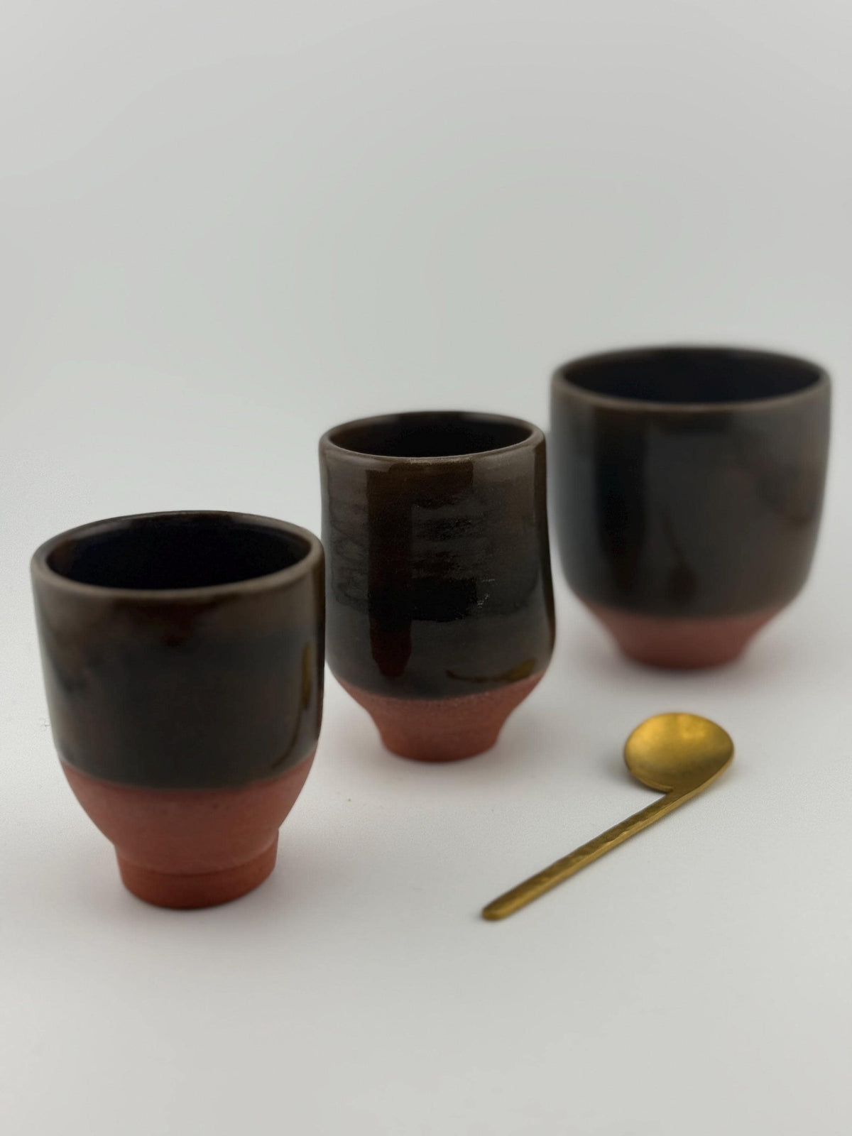Trio de tasses en terre de Xing avec émail vert olive, vue 2 sur 8, pièces uniques façonnées à la main par Terresme.