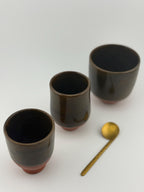 Trio de tasses en terre de Xing avec émail vert olive, vue 3 sur 8, pièces uniques façonnées à la main par Terresme.