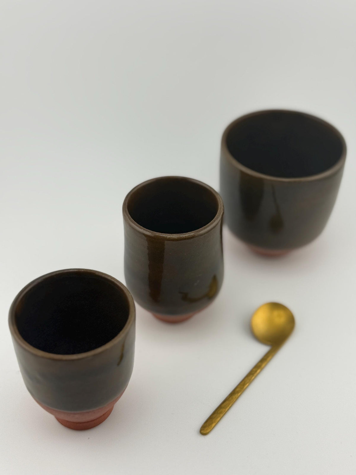 Trio de tasses en terre de Xing avec émail vert olive, vue 3 sur 8, pièces uniques façonnées à la main par Terresme.