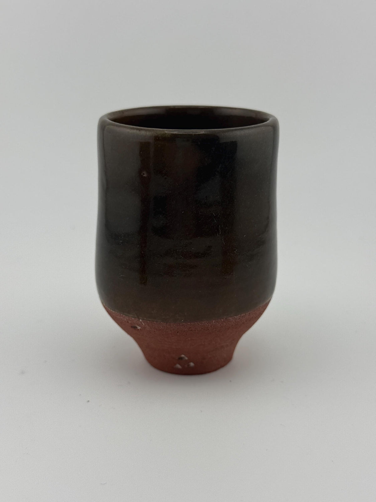 Trio de tasses en terre de Xing avec émail vert olive, vue 4 sur 8, pièces uniques façonnées à la main par Terresme.