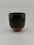 Trio de tasses en terre de Xing avec émail vert olive, vue 5 sur 8, pièces uniques façonnées à la main par Terresme.