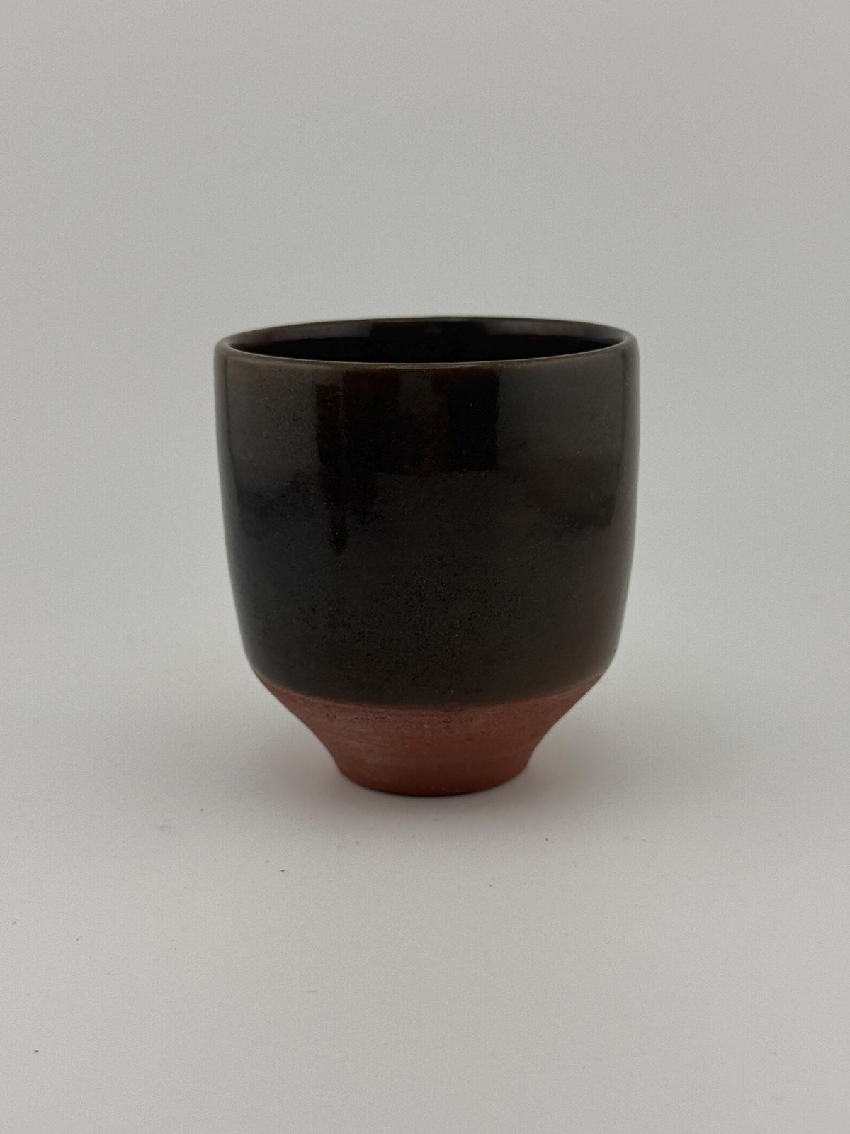 Trio de tasses en terre de Xing avec émail vert olive, vue 5 sur 8, pièces uniques façonnées à la main par Terresme.