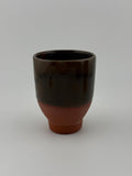 Trio de tasses en terre de Xing avec émail vert olive, vue 6 sur 8, pièces uniques façonnées à la main par Terresme.