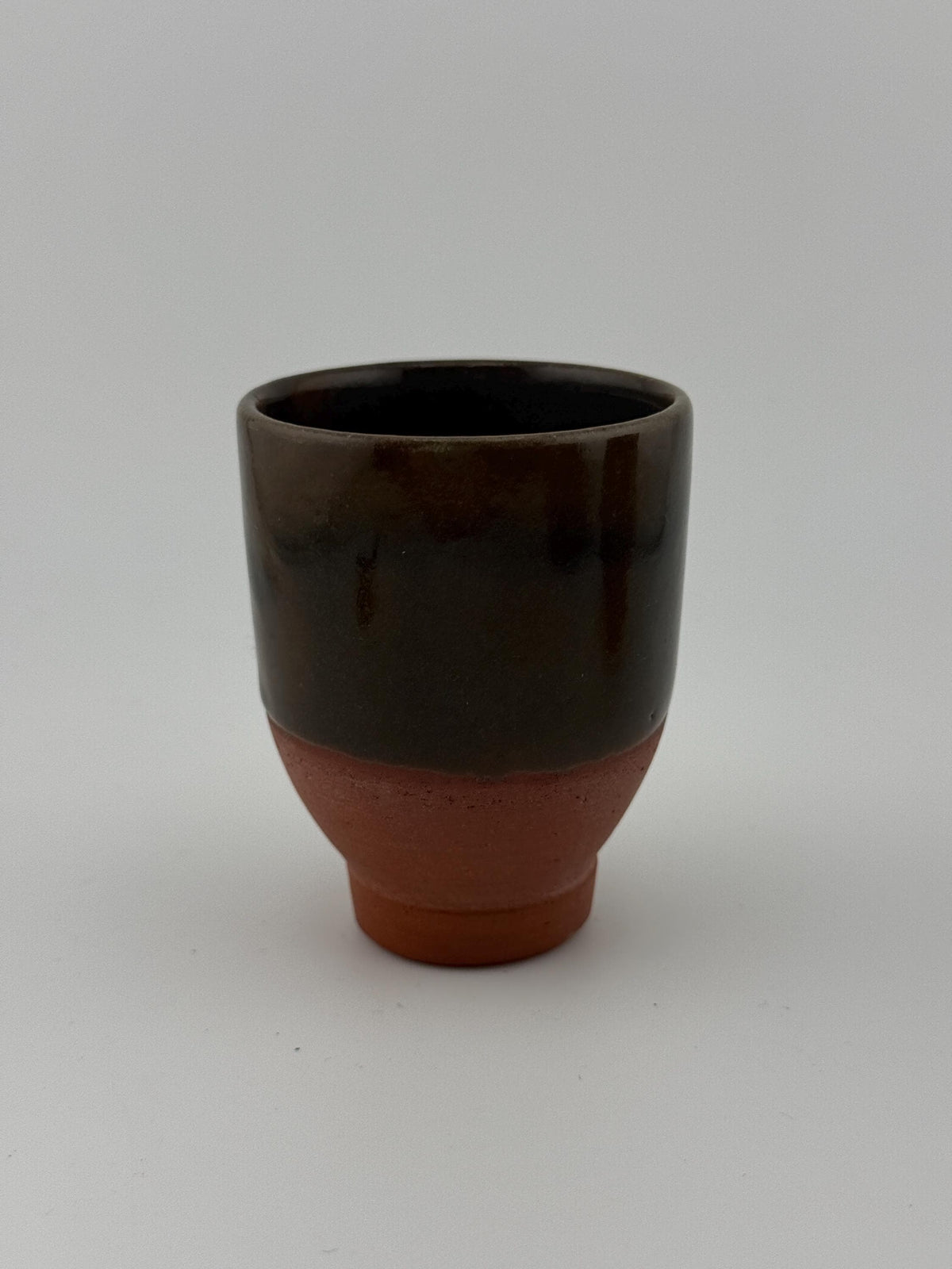 Trio de tasses en terre de Xing avec émail vert olive, vue 6 sur 8, pièces uniques façonnées à la main par Terresme.