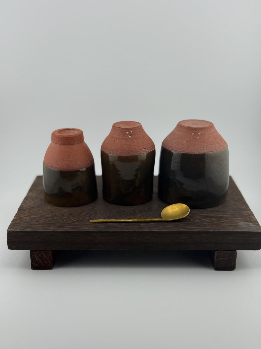 Trio de tasses en terre de Xing avec émail vert olive, vue 7 sur 8, pièces uniques façonnées à la main par Terresme.