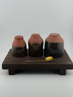 Trio de tasses en terre de Xing avec émail vert olive, vue 7 sur 8, pièces uniques façonnées à la main par Terresme.