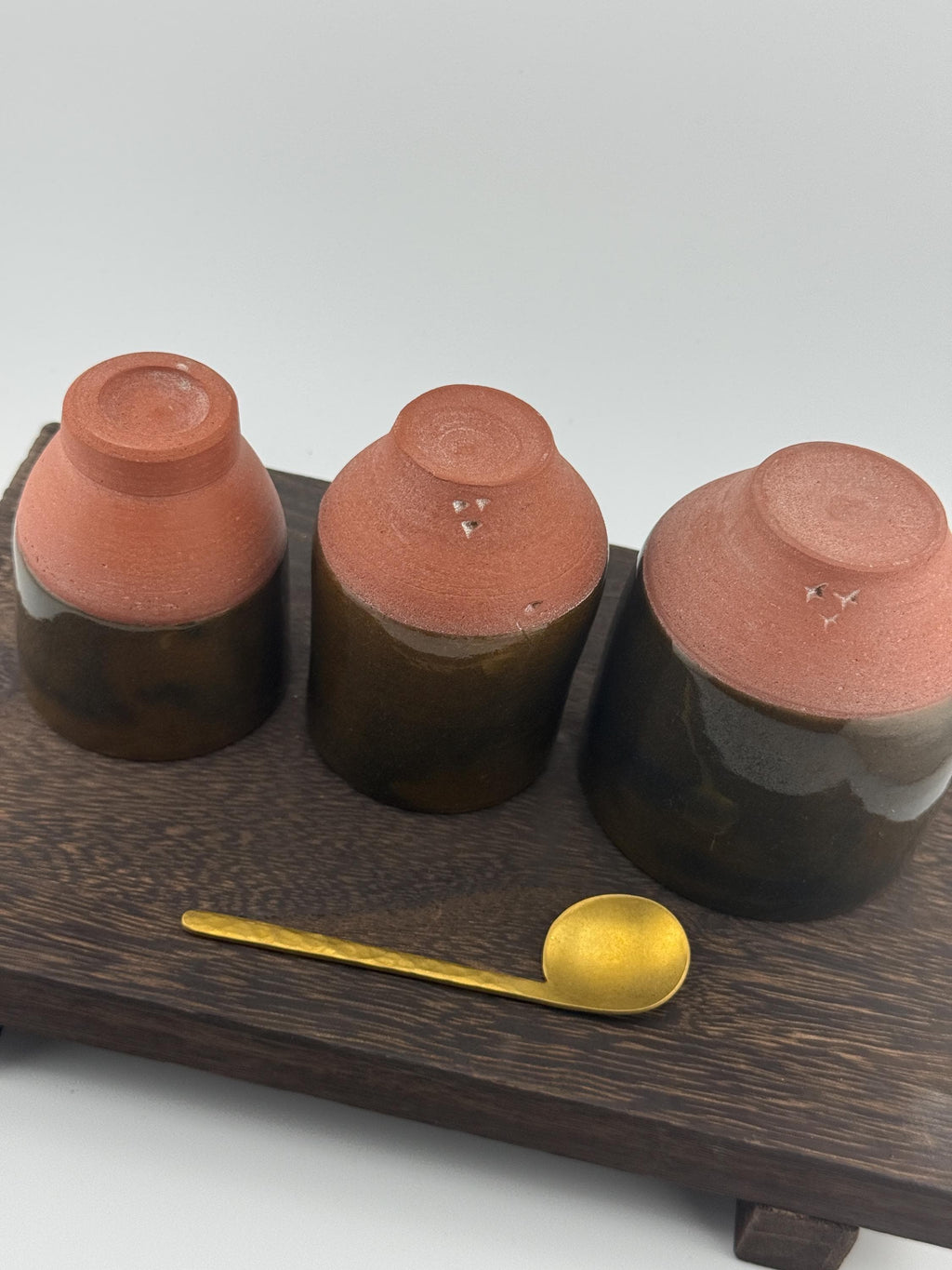 Trio de tasses en terre de Xing avec émail vert olive, vue 8 sur 8, pièces uniques façonnées à la main par Terresme.