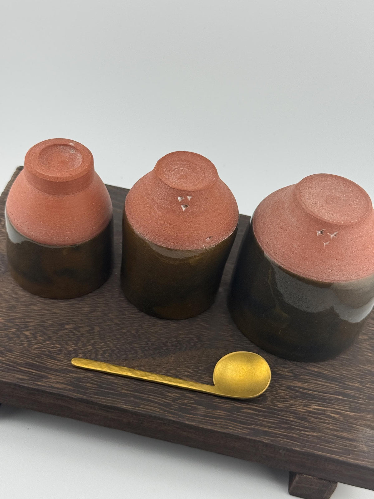 Trio de tasses en terre de Xing avec émail vert olive, vue 8 sur 8, pièces uniques façonnées à la main par Terresme.