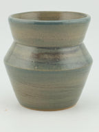 Vase en grès Saint-Amand émaillé céladon clair, lignes géométriques et finition brillante, Terres.me.