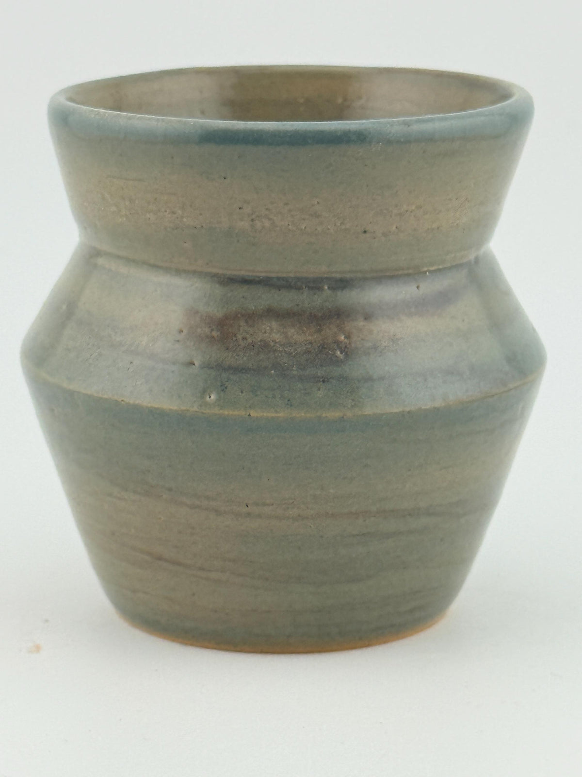 Vase en grès Saint-Amand émaillé céladon clair, lignes géométriques et finition brillante, Terres.me.