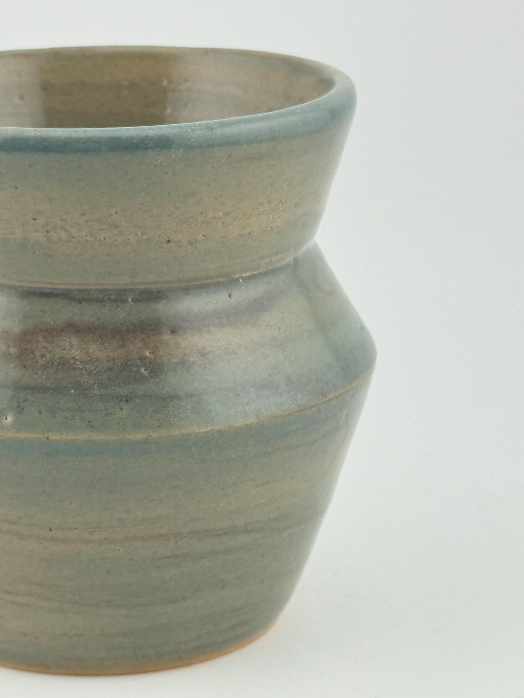 Vase minimaliste en grès Saint-Amand, forme angulaire et céladon brillant, Terres.me.