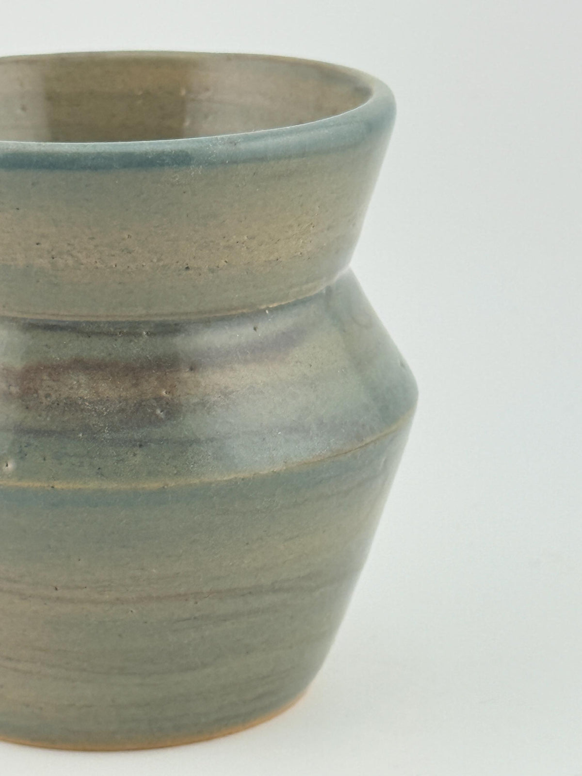 Vase minimaliste en grès Saint-Amand, forme angulaire et céladon brillant, Terres.me.