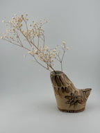 Petit vase artisanal en grès Saint-Amand, forme organique asymétrique et décor d’engobes de terre, Terres.me.