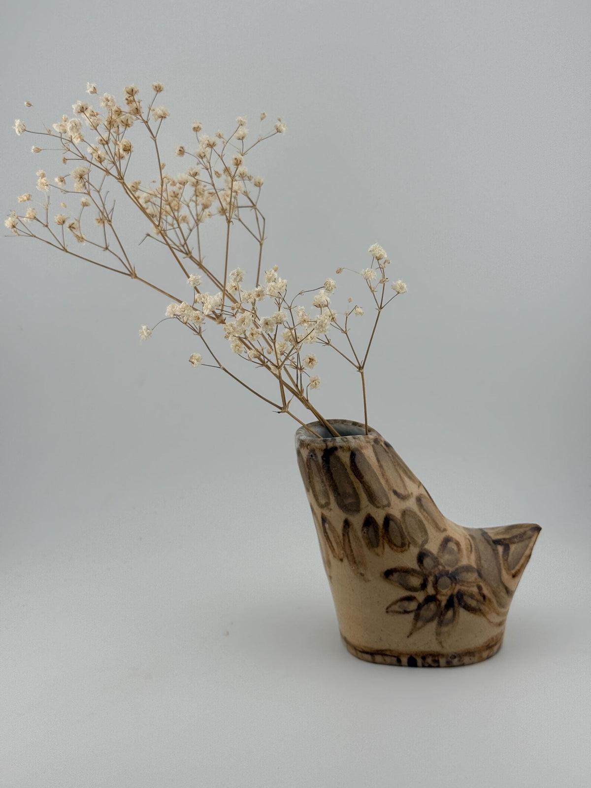 Petit vase artisanal en grès Saint-Amand, forme organique asymétrique et décor d’engobes de terre, Terres.me.
