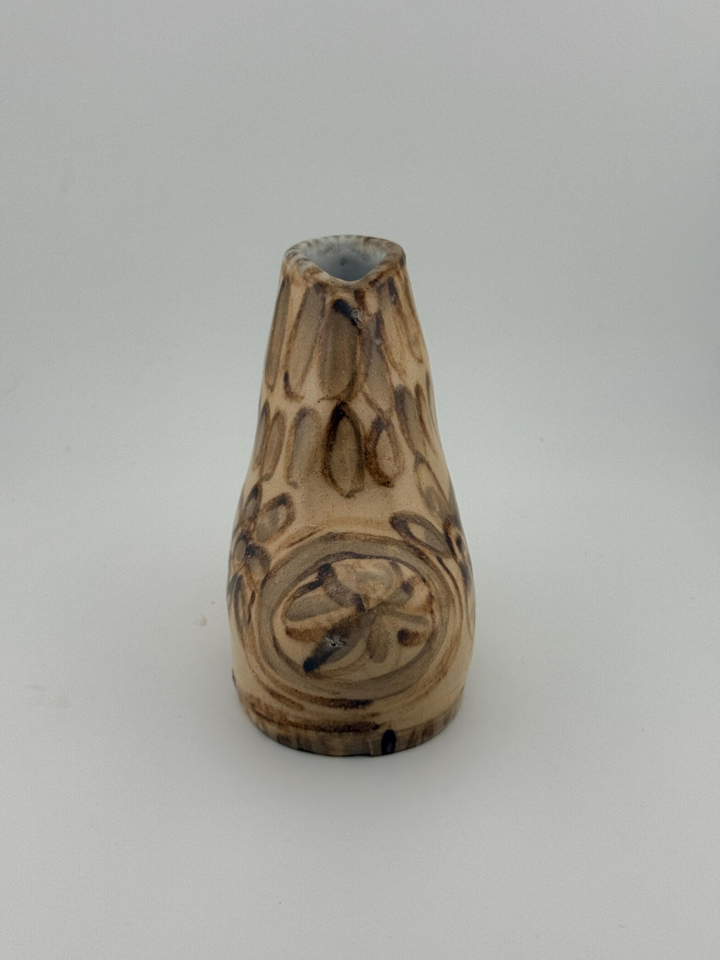 Petit vase CHAI en grès beige, décor de terre et finition brillante transparente, Terres.me.