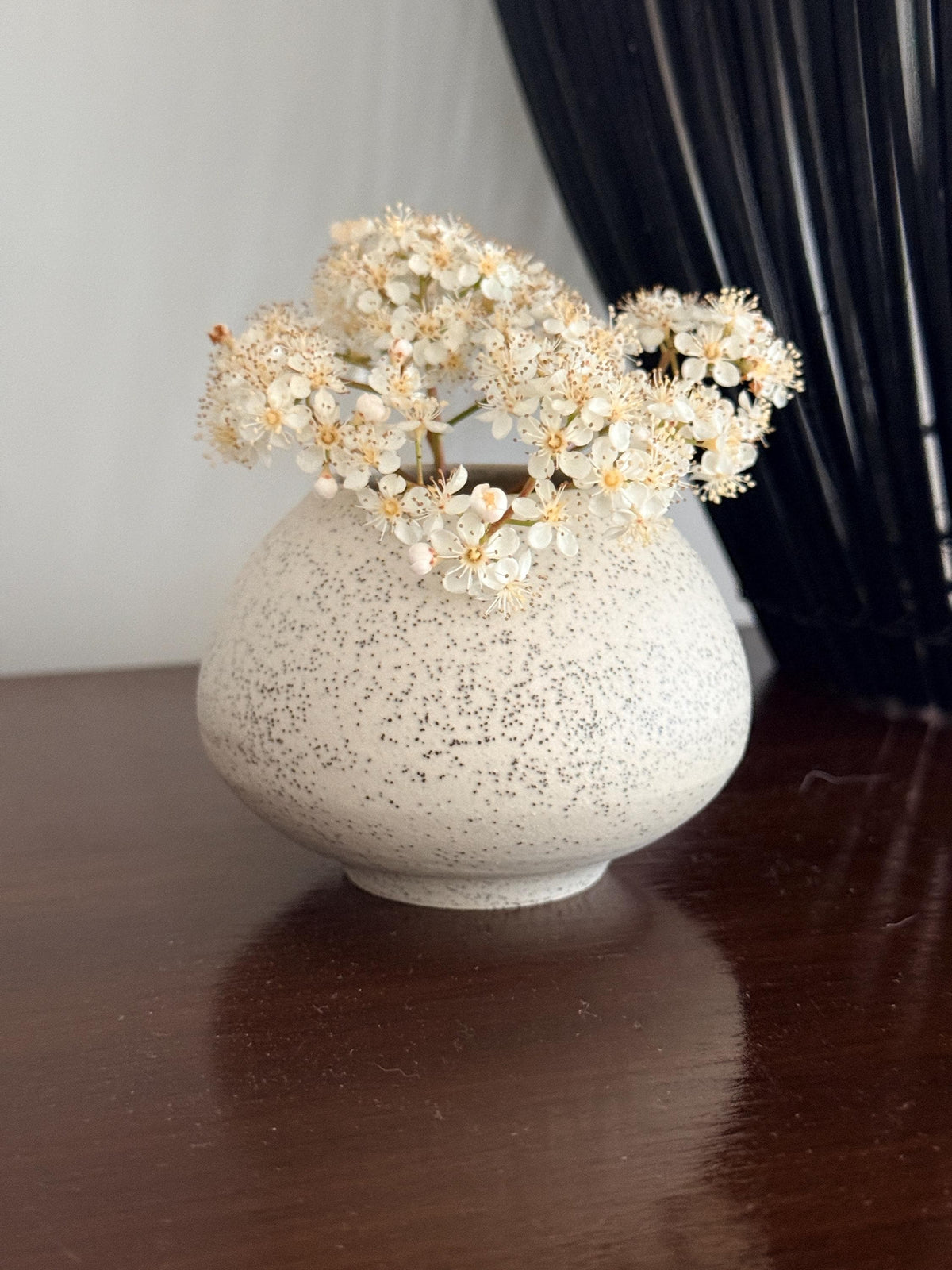 Vase boule en grès porcelainique enrichi de sable de Sardaigne, surface minérale sous émail mat, Terres.me.