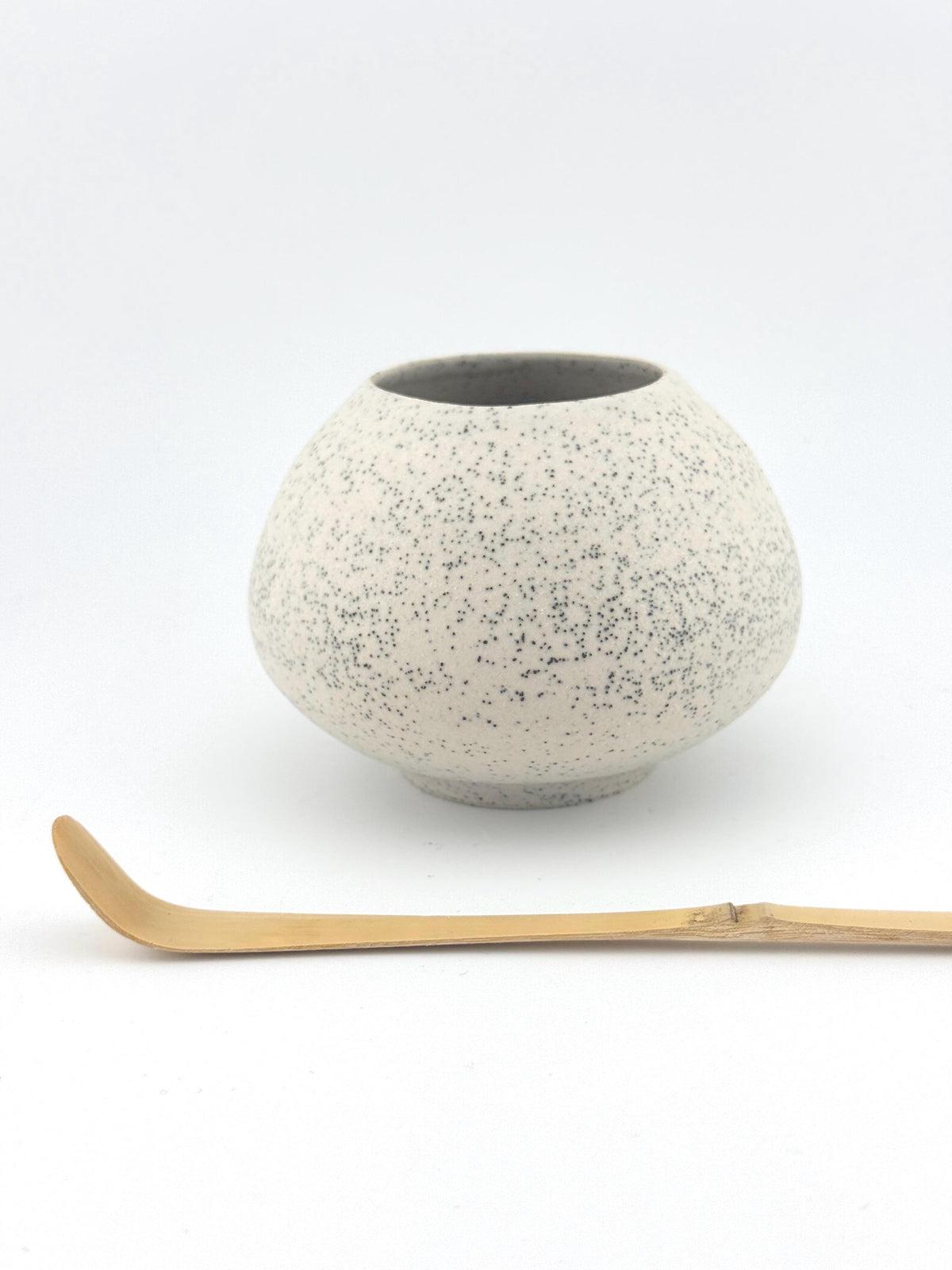 Vase artisanal rond en grès porcelainique au sable de Sardaigne, texture naturelle et douce, Terres.me.