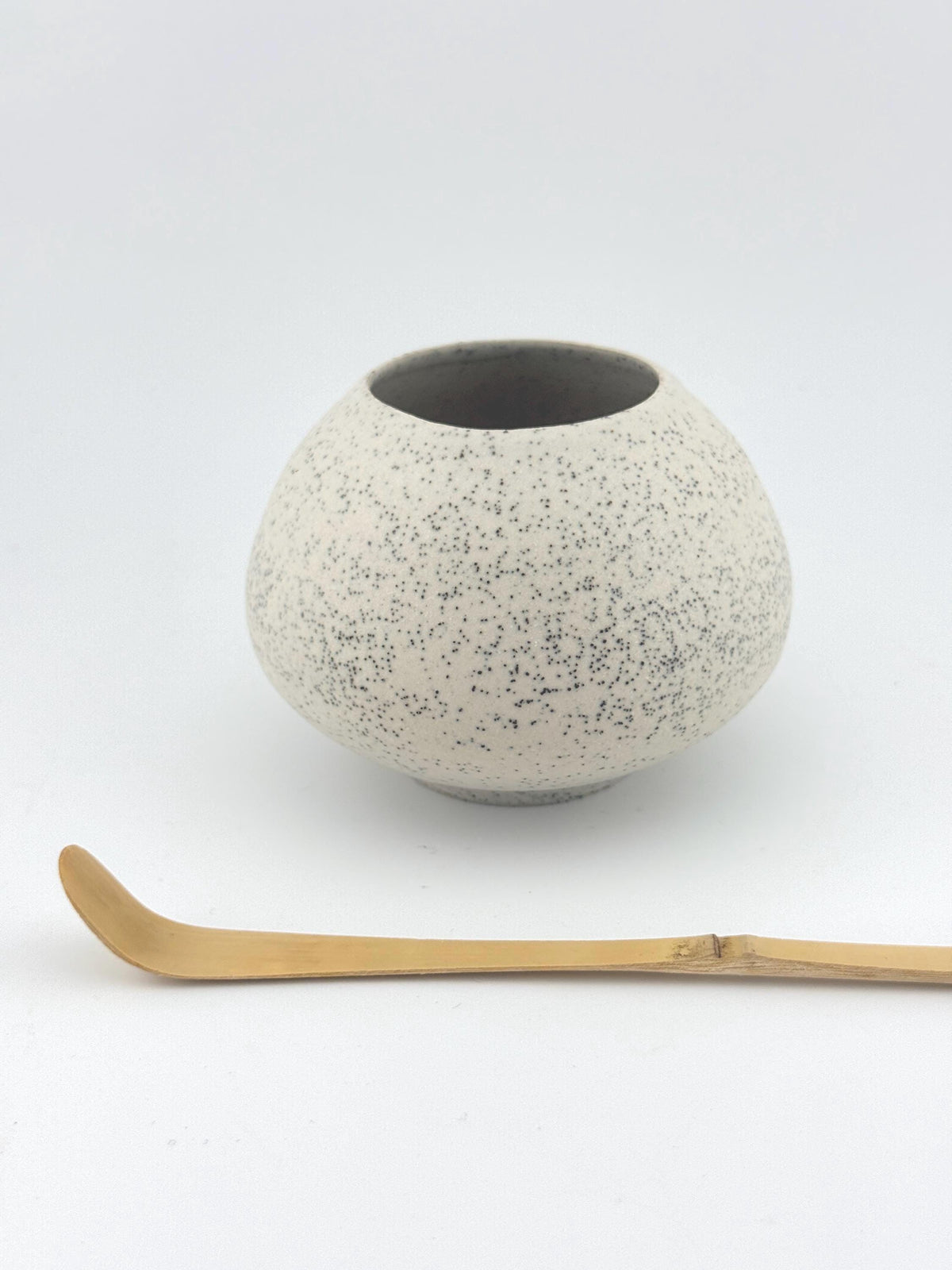 Soliflore boule en grès porcelainique, fines inclusions de sable de Sardaigne visibles dans la matière, Terres.me.