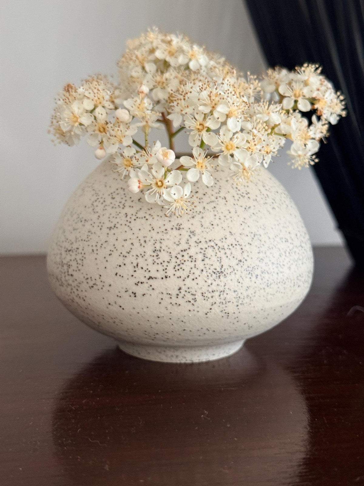 Vase Wabi-Sabi en grès porcelainique clair, sable de Sardaigne et émail transparent mat, Terres.me.
