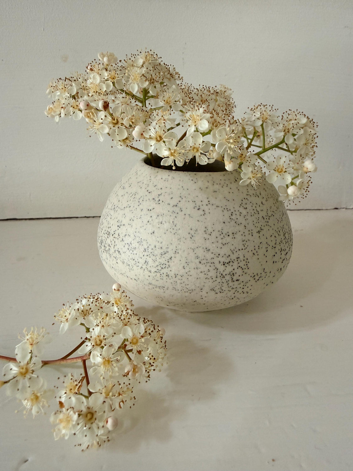 Petit vase boule fait main en grès porcelainique au sable naturel de Sardaigne, Terres.me.