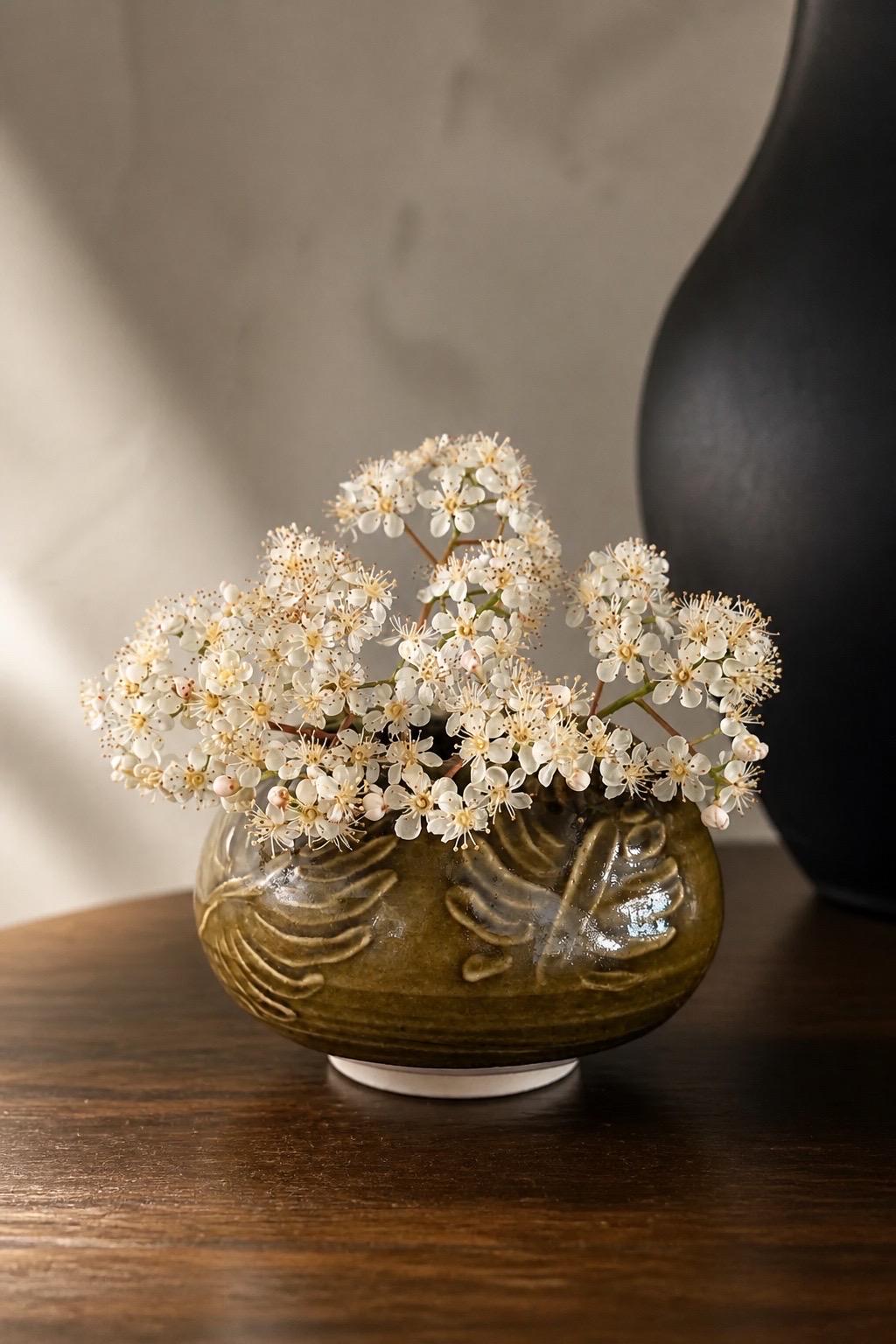 Vase boule en grès porcelainique, décor organique d’algues sous émail Tenmoku brillant, Terres.me.