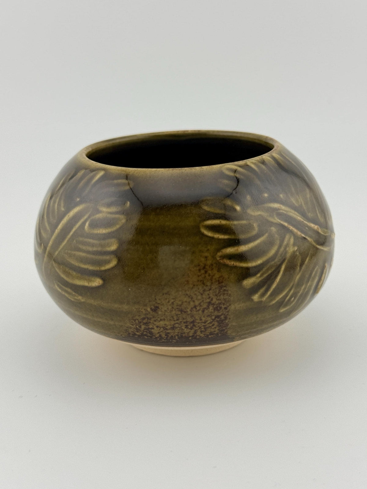 Vase Tenmoku en grès porcelainique, motifs d’algues à l’engobe et nuances sombres profondes, Terres.me.