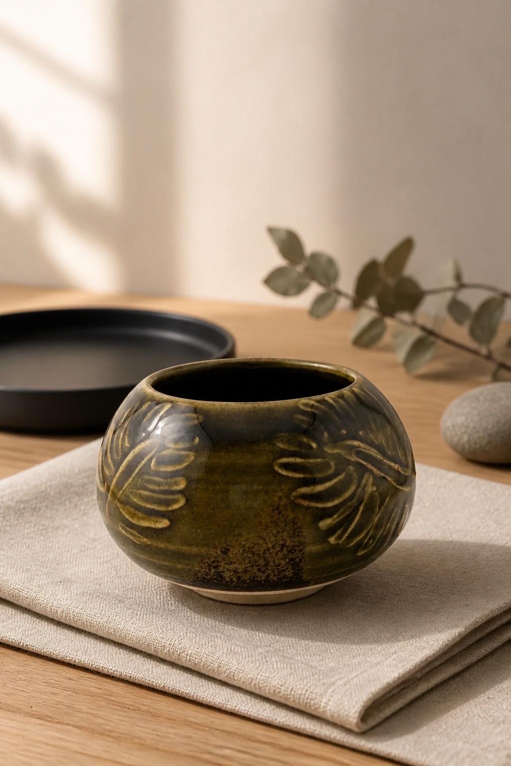 Vase boule fait main, décor d’algues sous émail Tenmoku aux reflets sombres et dorés, Terres.me.