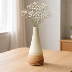 Petit vase conique blanc mat en faïence artisanale, forme épurée façonnée par Terres.me.