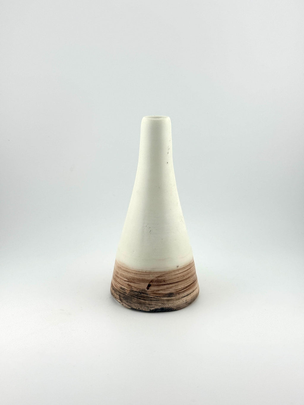 Vase minimaliste en faïence blanche, silhouette conique et finition mate transparente, Terres.me.