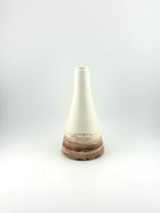 Vase conique artisanal blanc, lignes sobres et surface mate douce, création Terres.me.