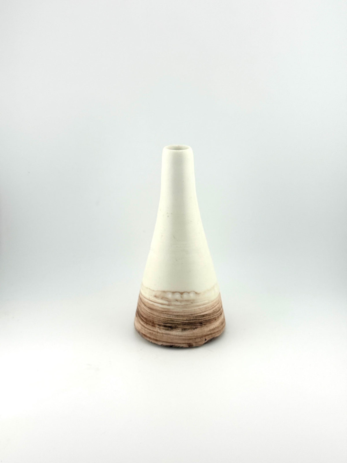 Vase conique artisanal blanc, lignes sobres et surface mate douce, création Terres.me.