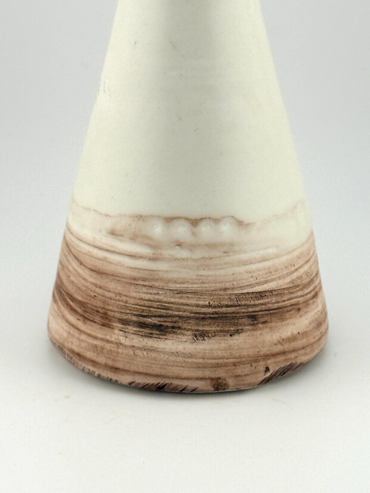 Vase blanc mat de forme conique, céramique artisanale de la collection MANGANESE, Terres.me.