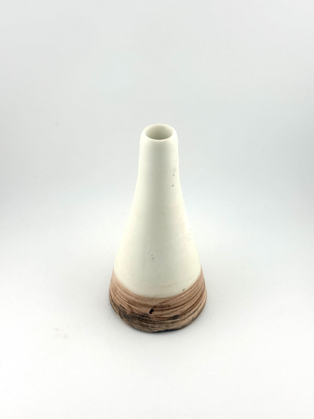 Vase conique en faïence blanche, pièce unique tournée et émaillée à la main par Terres.me.