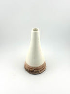 Vase conique en faïence blanche, pièce unique tournée et émaillée à la main par Terres.me.