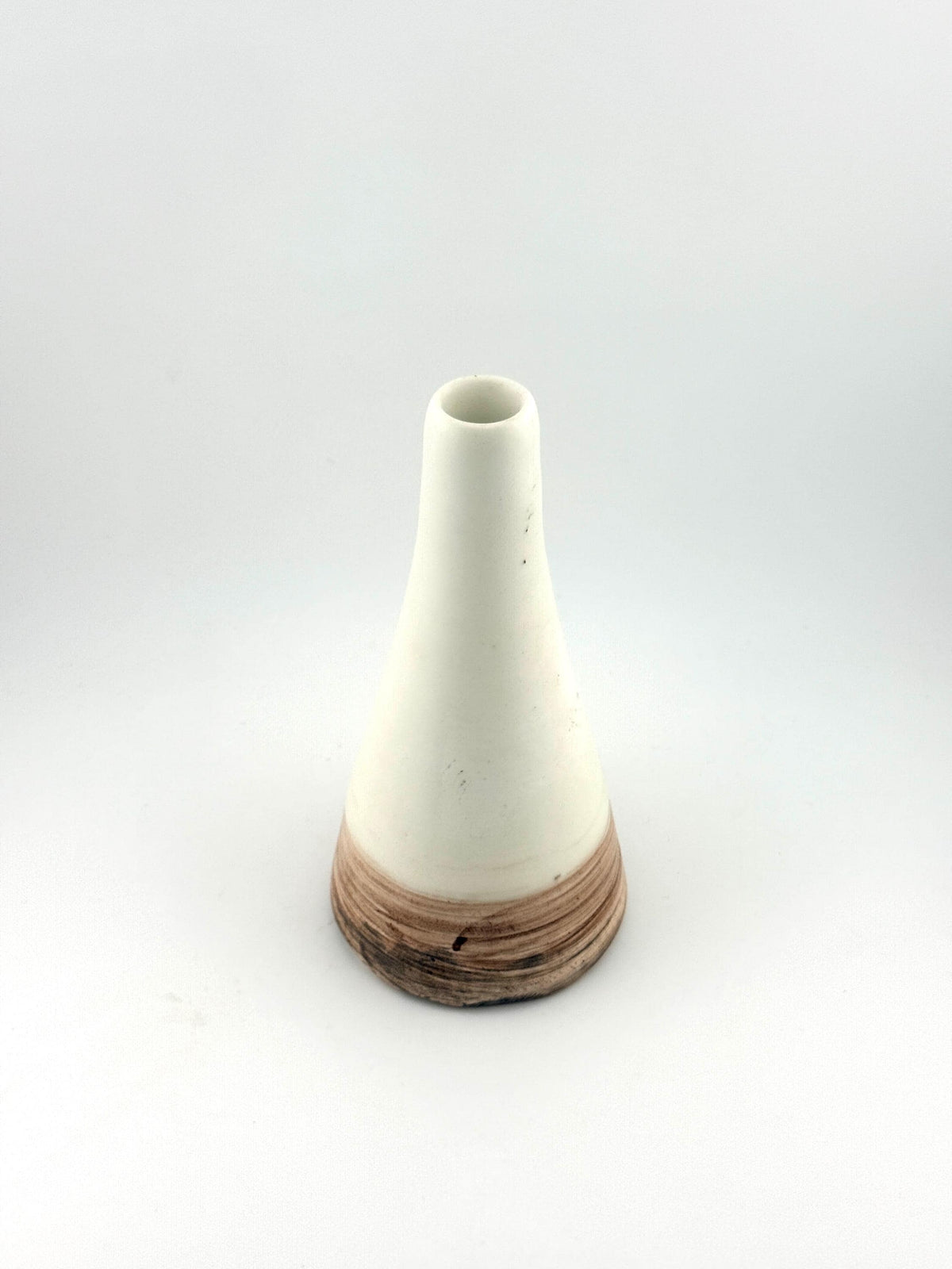 Vase conique en faïence blanche, pièce unique tournée et émaillée à la main par Terres.me.