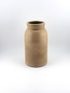 Vase artisanal en grès beige aux nuances sable, couverte satinée laissant apparaître le tournage, Terres.me.