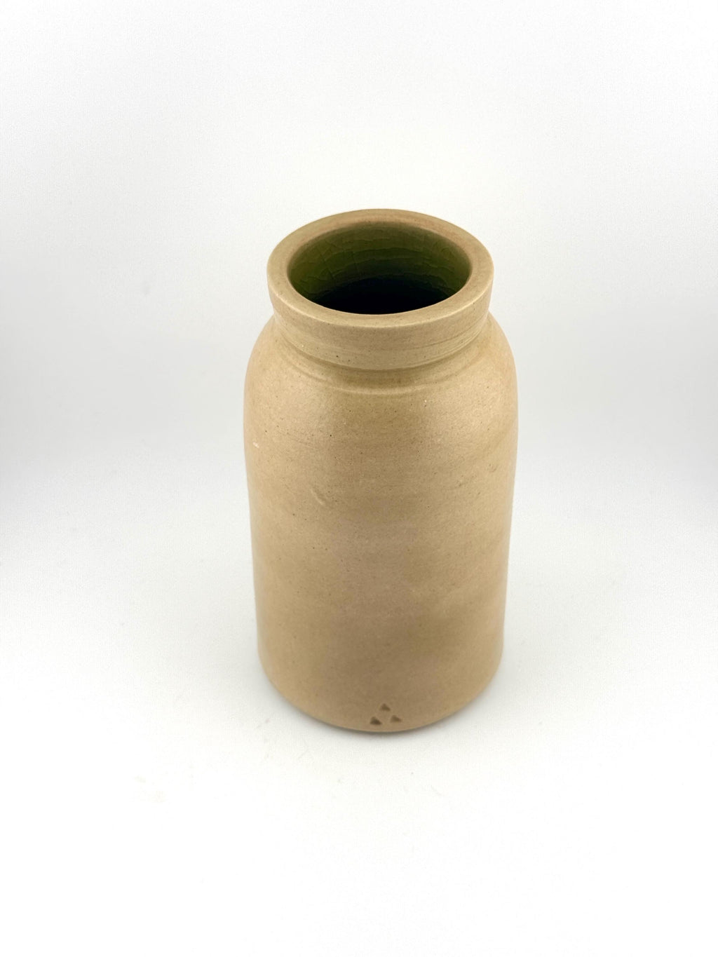 Vase en grès beige avec intérieur céladon vert profond légèrement craquelé, Terres.me.