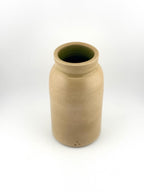 Vase en grès beige avec intérieur céladon vert profond légèrement craquelé, Terres.me.