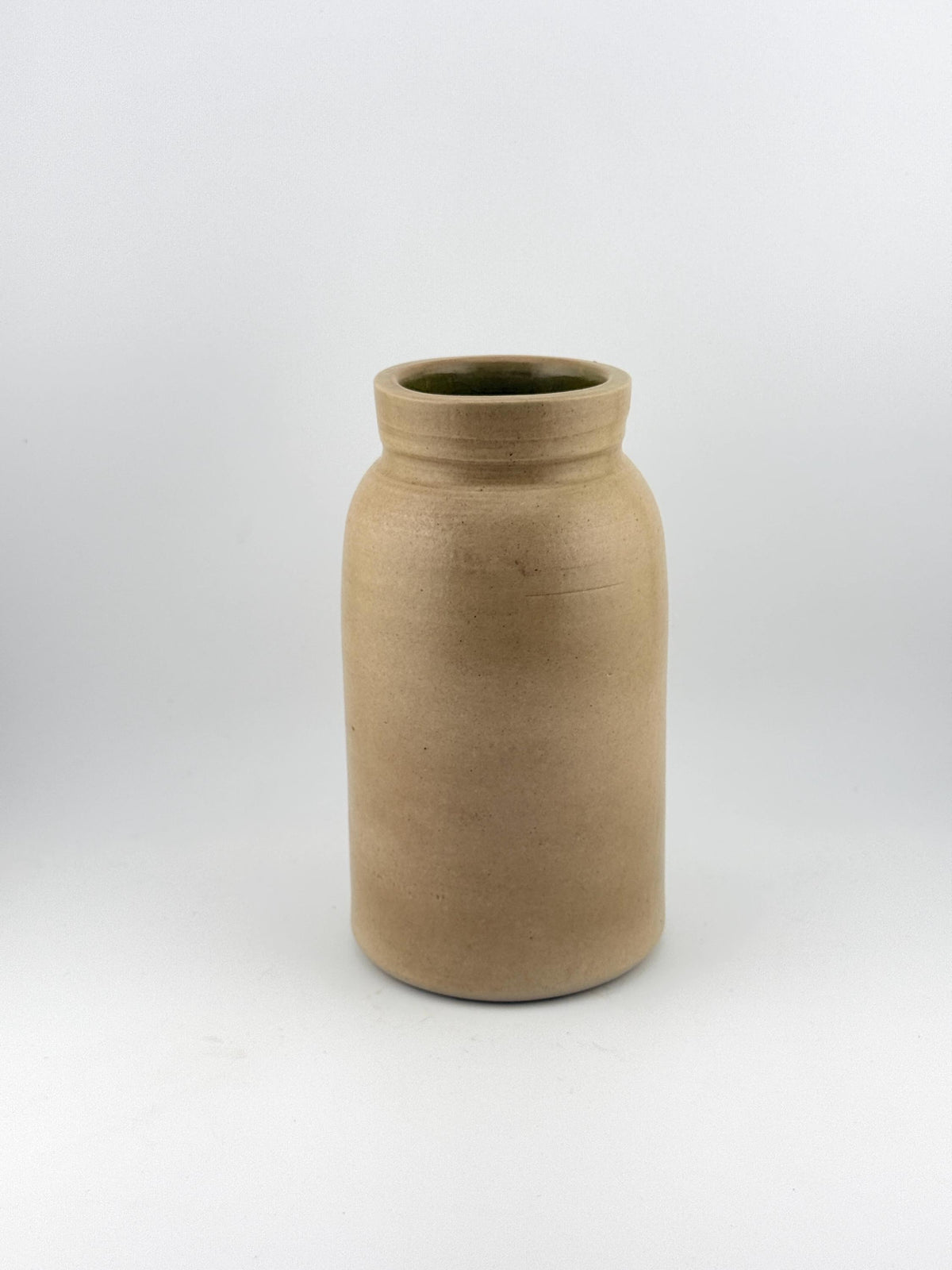 Vase Wabi-Sabi en grès beige, contraste entre matière naturelle et céladon vert intérieur, Terres.me.