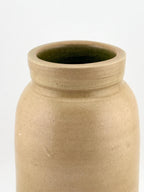 Vase Japandi en grès beige naturel, intérieur émaillé céladon vert, création Terres.me.