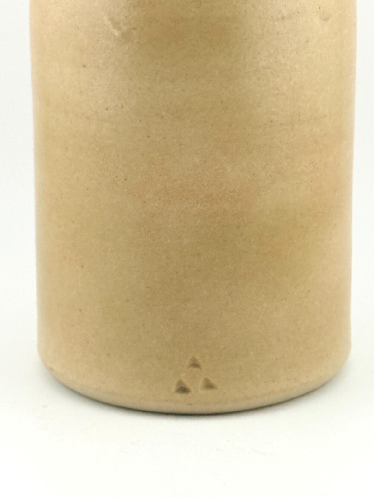 Vase artisanal beige et vert céladon, traces du tournage visibles sous la couverte satinée, Terres.me.