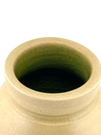 Vase unique en grès beige aux tons minéraux, intérieur céladon lumineux, fait main par Terres.me.