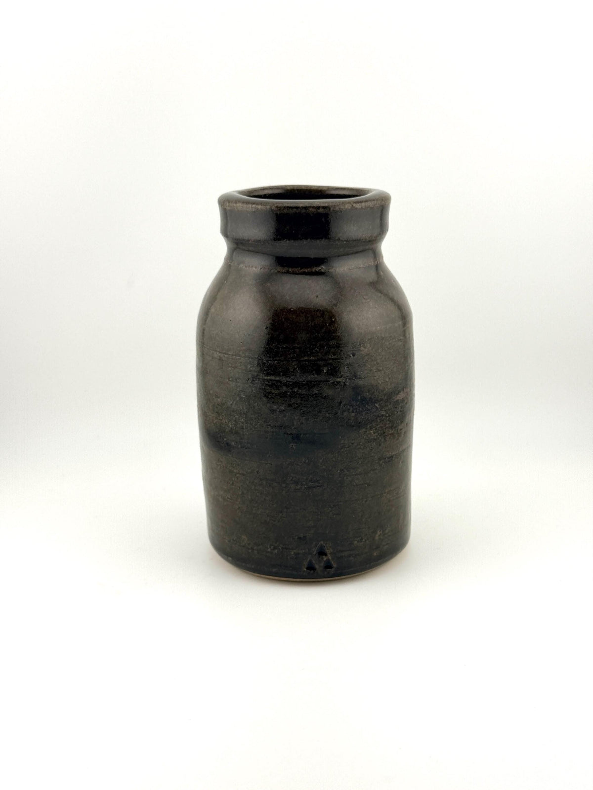 Vase Wabi-Sabi en grès blanc émaillé vert profond, reflets bronze et terreux, Terres.me.