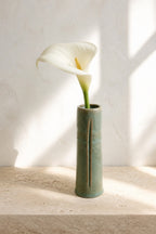 Vase KYO en grès émaillé céladon craquelé, mis en scène avec un arum, Terres.me.