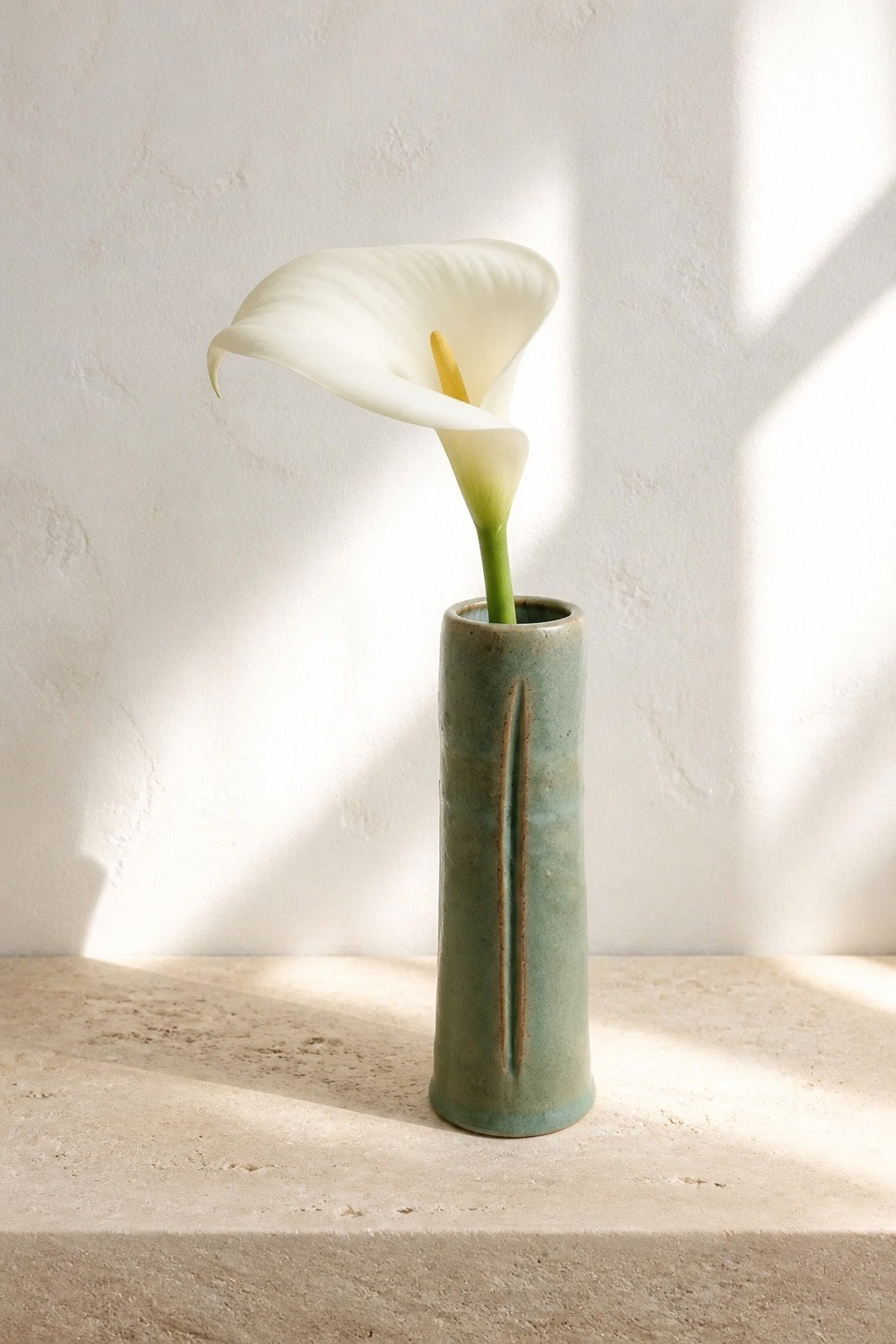 Vase KYO en grès émaillé céladon craquelé, mis en scène avec un arum, Terres.me.