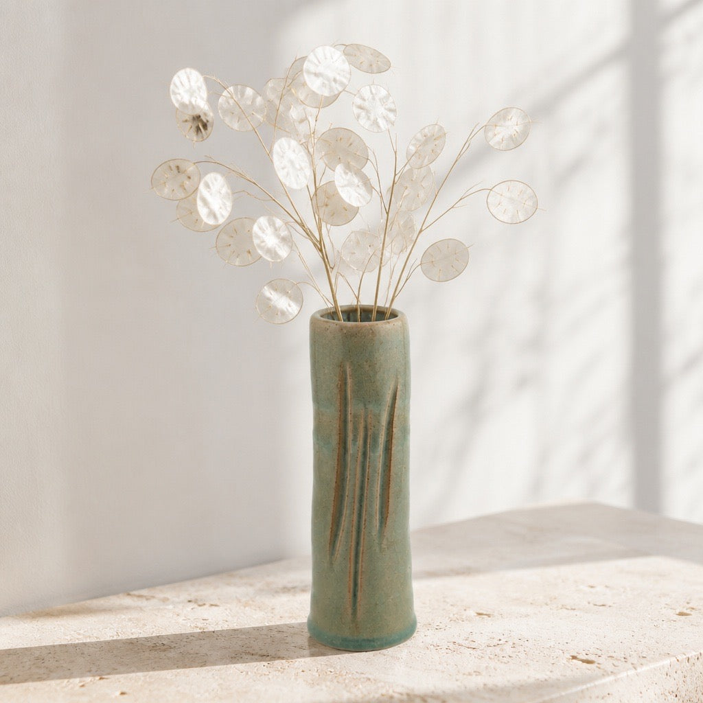 Vase KYO en grès céladon craquelé, mis en scène avec des fleurs séchées monnaie-du-pape, Terres.me.