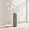 Vase KYO en grès céladon craquelé, mis en scène avec des fleurs séchées monnaie-du-pape, Terres.me.