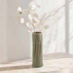 Vase KYO en grès céladon craquelé, mis en scène avec des fleurs séchées monnaie-du-pape, Terres.me.
