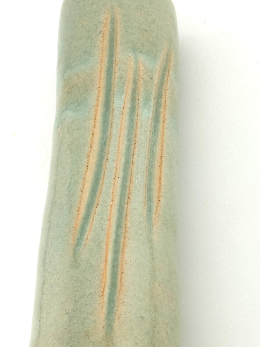 Vase KYO fait main en grès, émail céladon brillant craquelé révélant la texture de la terre, Terres.me.