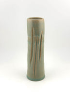 Vase artisanal KYO en grès céladon craquelé, silhouette étroite pour fleurs ou ikebana, Terres.me.